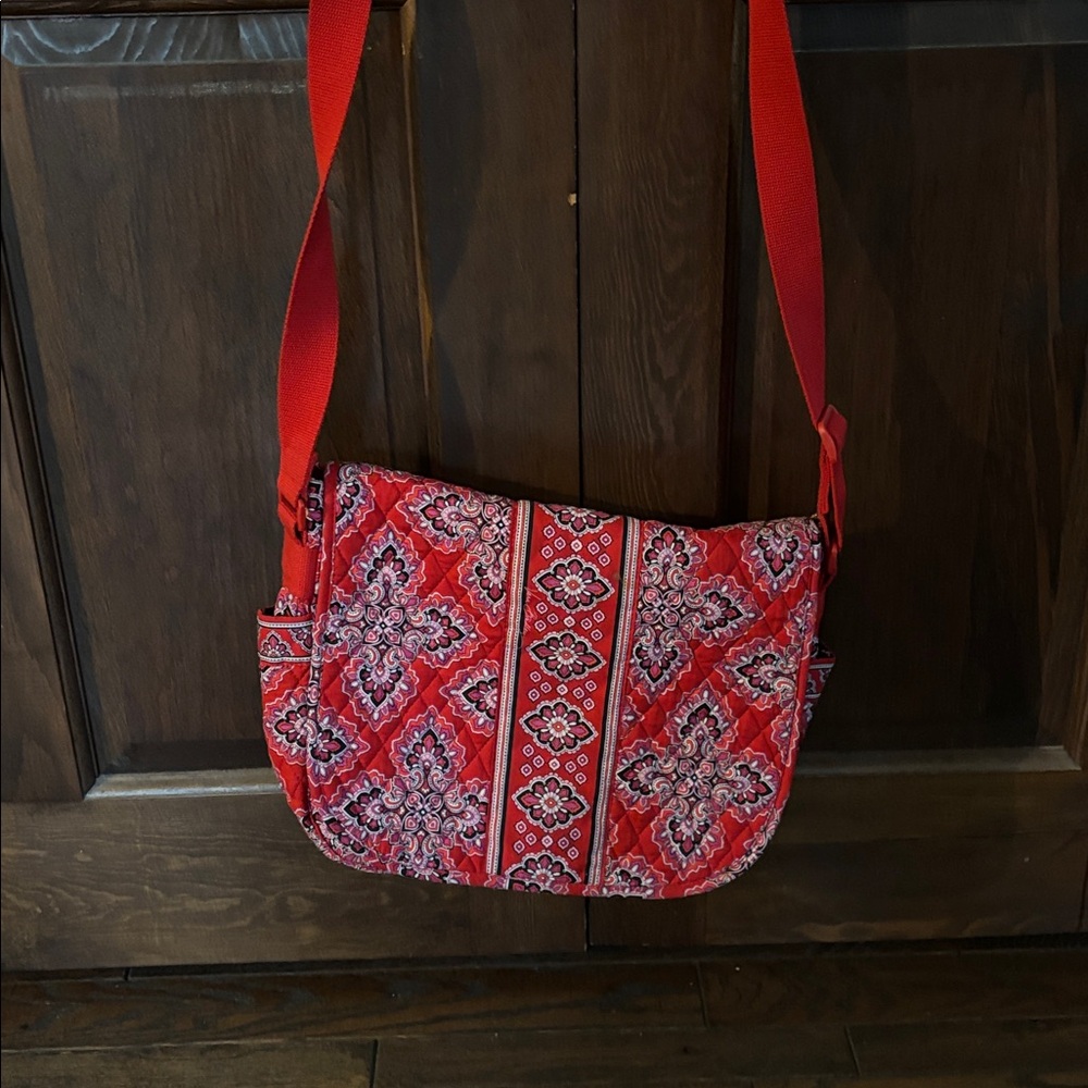 Frankly Scarlett Vera Bradley messenger bag. 
In exc condition